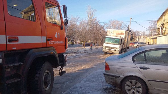 Контроль над автівкою через негоду втратив водій вантажівки в Костянтинівці 