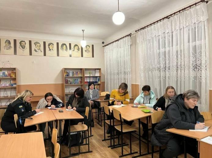 За парти сіли дорослі у Донецькій громаді