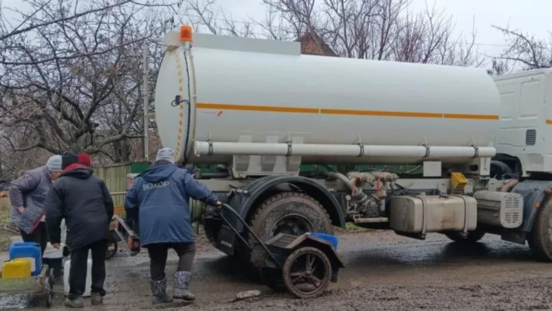 У Костянтинівку та інші населені пункти Донеччини підвозять питну воду рятувальники