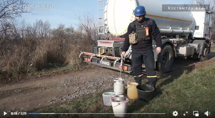 Жителям Костянтинівки возять воду під обстрілами рятувальники 