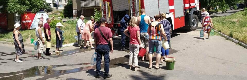 Спасатели подвозят воду населению Константиновского района в пожарн... Спасатели подвозят воду населению Константиновского района в пожарных машинах, Виктор Проскурников